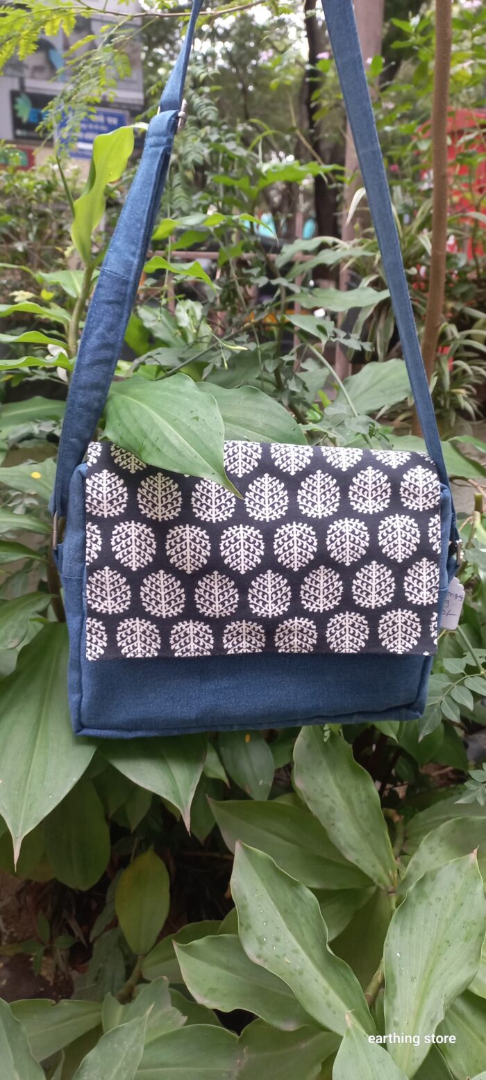 MESSENGER BAG - Image 1