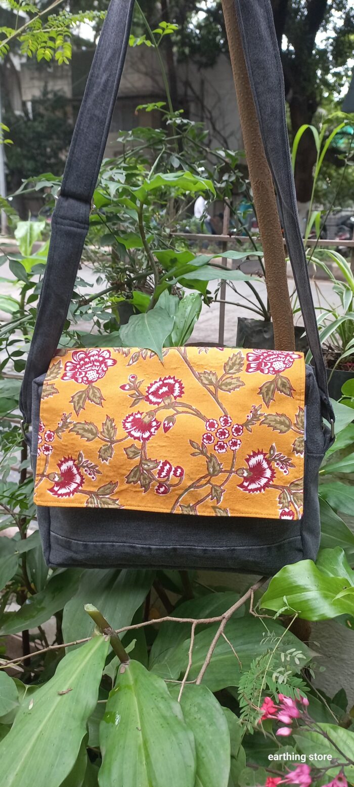 MESSENGER BAG - Image 1