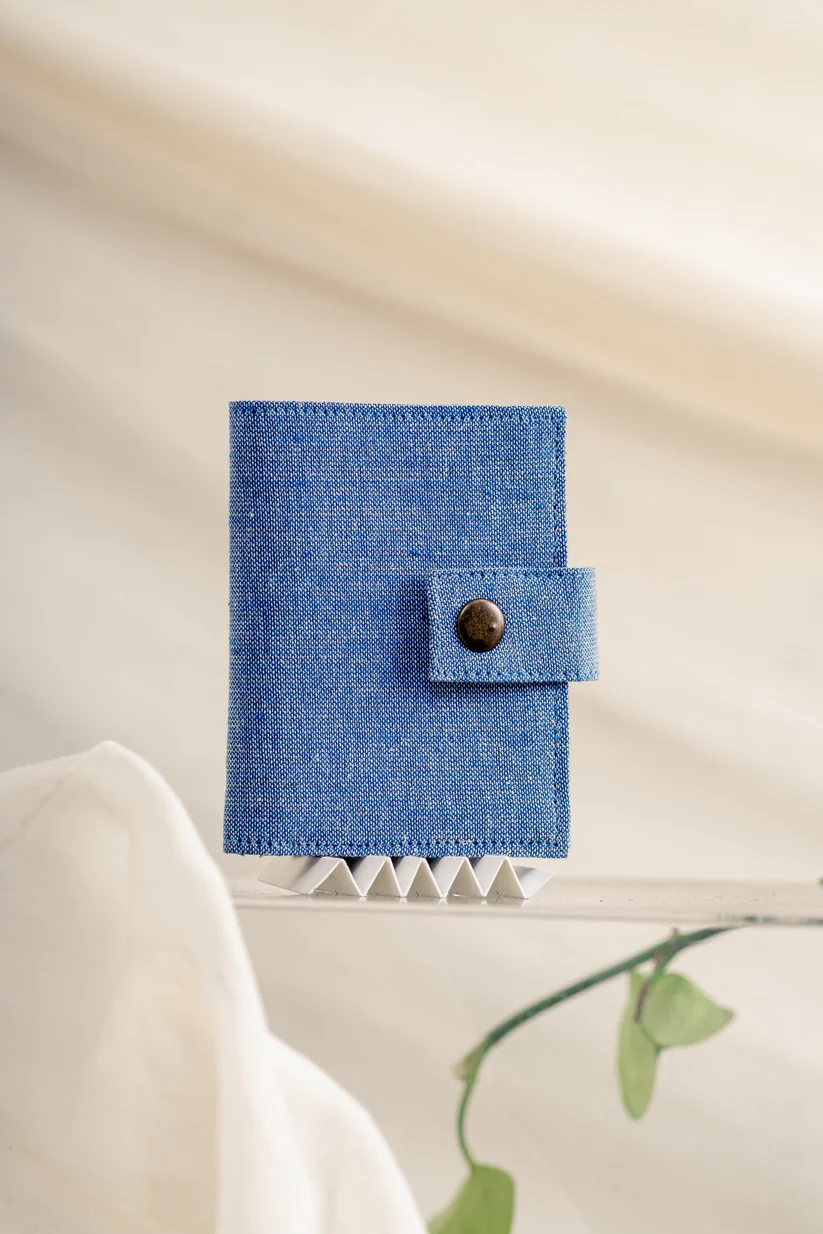 C18-ManjuSeemaWallet-BluePlain01
