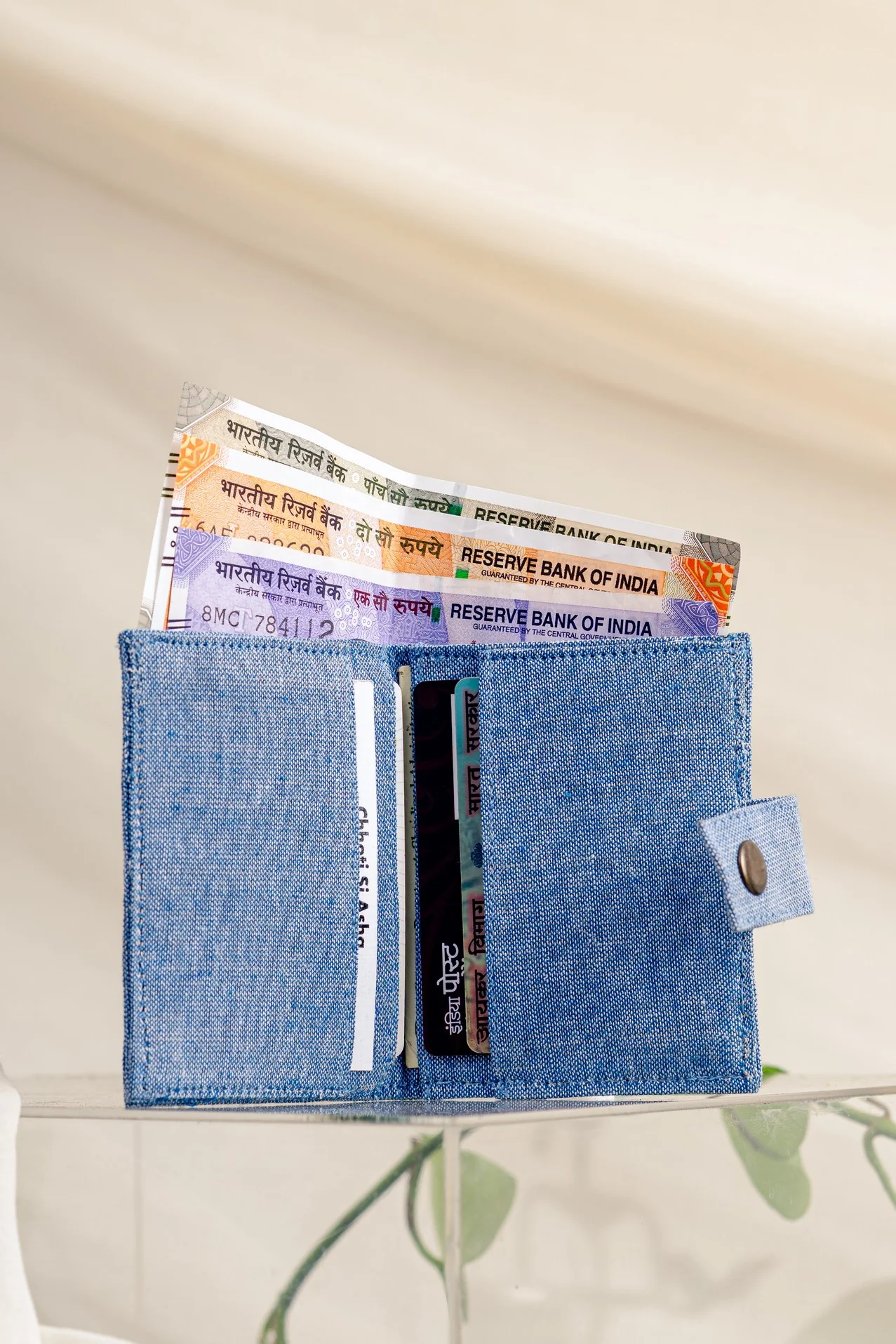 C18-ManjuSeemaWallet-PlainBlueInuse